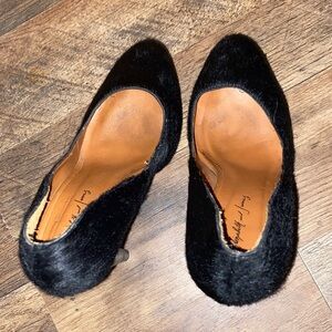 Elizabeth & James Black calfskin pony-style heeled shoes